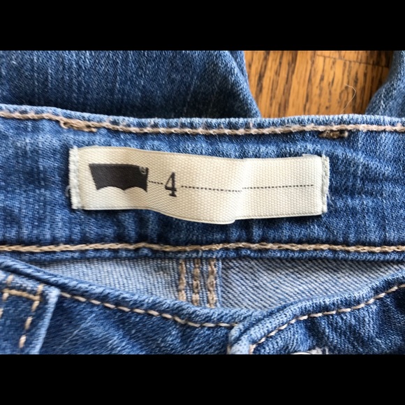 Size 4 Levi’s Capri Jeans. - Picture 4 of 7